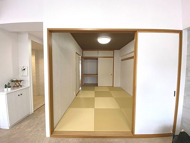 6畳の和室。廊下からも出入りが可能で来客部屋にもご使用いただけます！布団も収納できる押入完備！