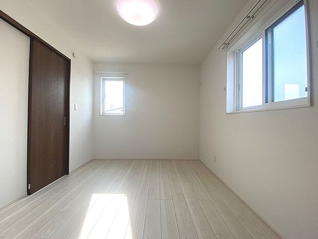 3階6帖の洋室。二面採光で明るい印象のお部屋です♪