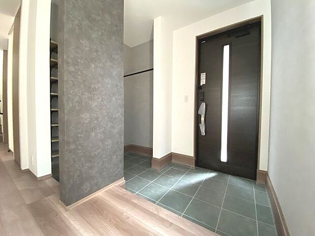 衣類を掛けられるポールや可動棚を設置した玄関。セキュリティ面も安心の玄関です！