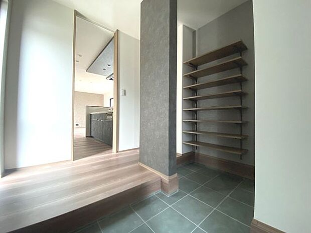 アウトドア用品やベビーカーの保管にも便利な玄関スペースです！