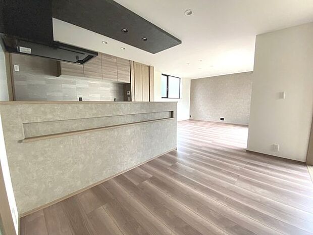 17.7帖のリビング別アングル。玄関からキッチンまでの導線が短く買い物後もらくらく！