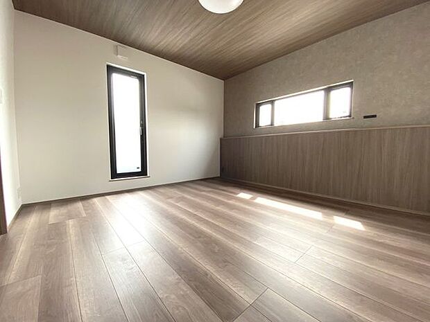 8帖の洋室。ゆとりある広さを確保しており、ご夫婦の寝室やお子様部屋として活用いただけます。