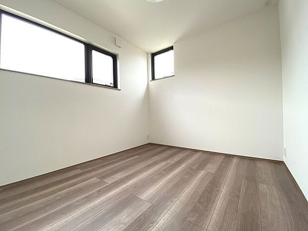 5.2帖の洋室1。フローリングでお部屋のお掃除がしやすく、清潔なお部屋作りが可能です！