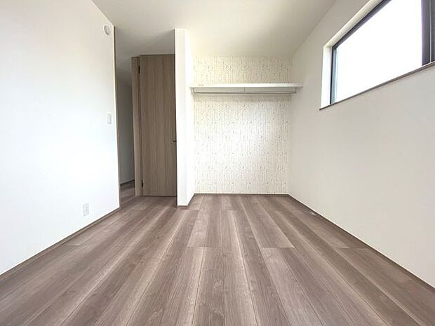 5.2帖の洋室1別アングル。お洋服をさっと取り出しやすいオープンクローゼット付き！