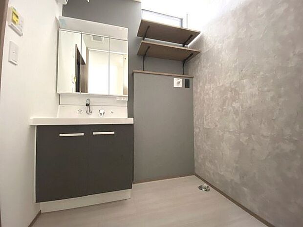 ヘアセットにも便利な三面鏡の洗面化粧台。天窓から光が差し込み自然光の中でお出かけ準備が可能♪