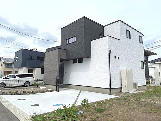 バス停徒歩4分で通勤や通学に便利！雨を凌げる玄関ポーチで鍵の開け閉めもスムーズです！