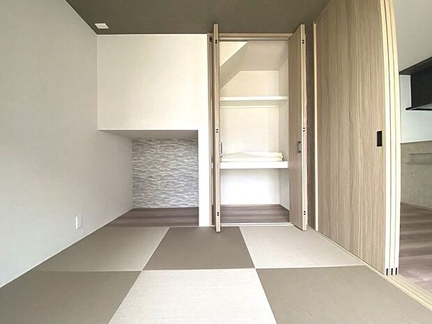 4.5帖の和室別アングル。押入付きで荷物をすっきり収納できます！