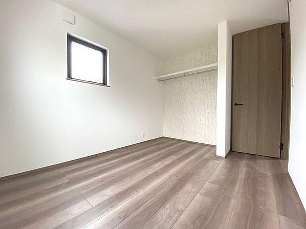 5.2帖の洋室2別アングル。全居室に収納スペースを完備しております！