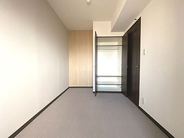 5.1帖の洋室。各居室に便利な収納スペースがございます。整頓されたお部屋づくりが叶います。