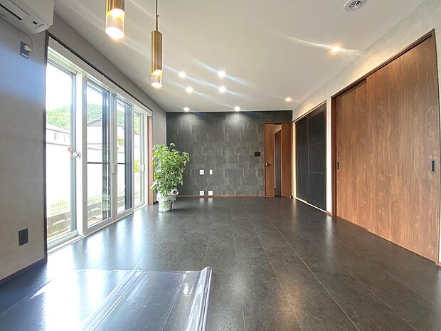 18帖のリビング別アングル。全館床暖房を完備しており、家のどこに居てもあたたかな空間です♪