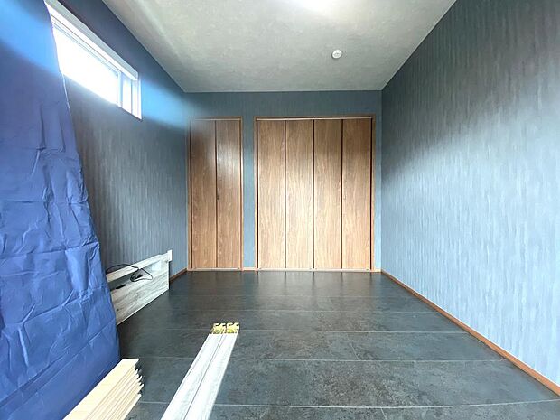 6.5帖の洋室別アングル。お洋服や荷物を保管できる収納スペースで整頓された空間に♪