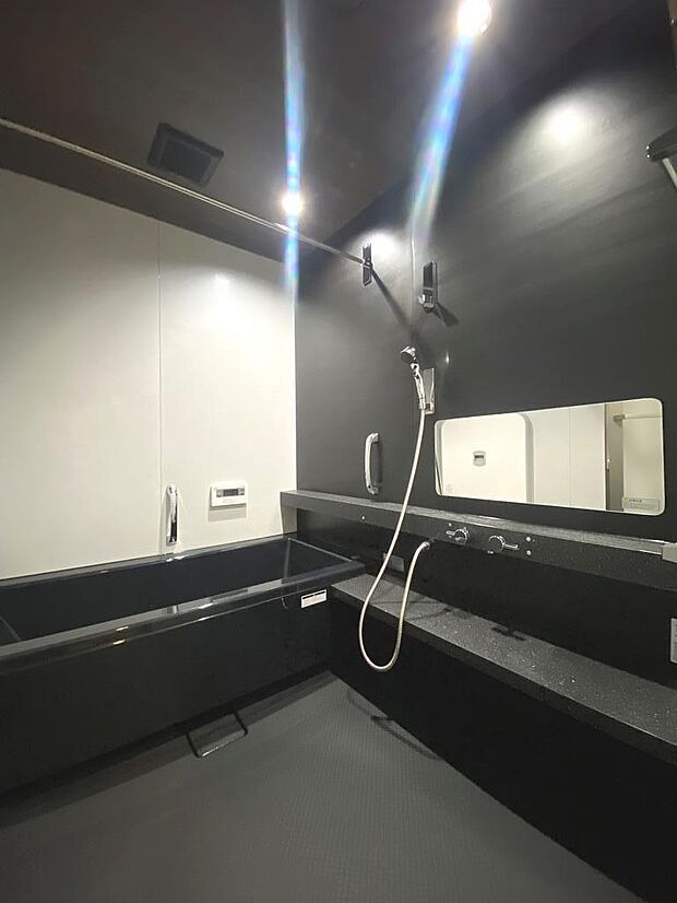 浴室暖房乾燥機を完備した浴室で快適なバスタイムに。高級感溢れるブラック調です。