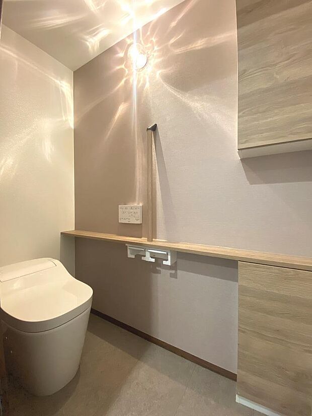 収納スペースを完備しており、掃除用品の保管も可能です。タンクレストイレは水が飛び散らないのが◎