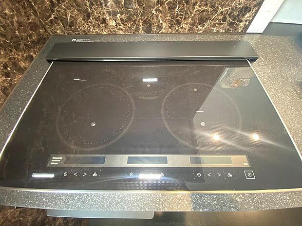 汚れをさっと拭くだけ!お手入れがしやすいIHクッキングヒーターです!