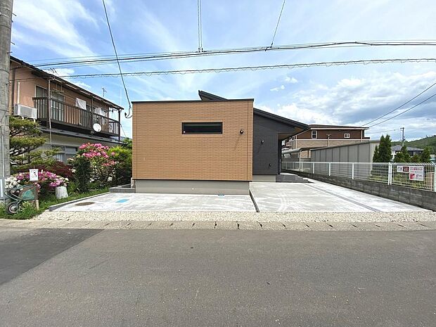 駐車2台可能なカースペースを完備しております。