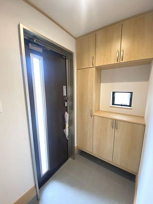 シューズボックスを設置した玄関。ご家族みんなの履物がすっきり収納いただけます。