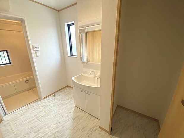 洗面室には収納スペースもございます。リネン類の保管や洗剤などの収納に便利ですね。