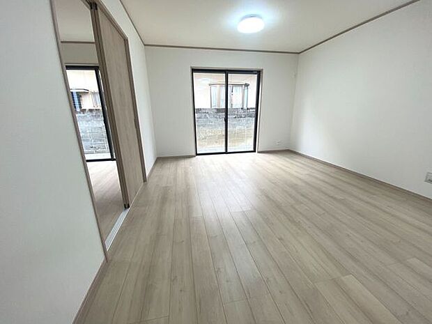 16帖のリビング。洋室や洗面室が隣接しており、ご家族が集まりやすい空間です。