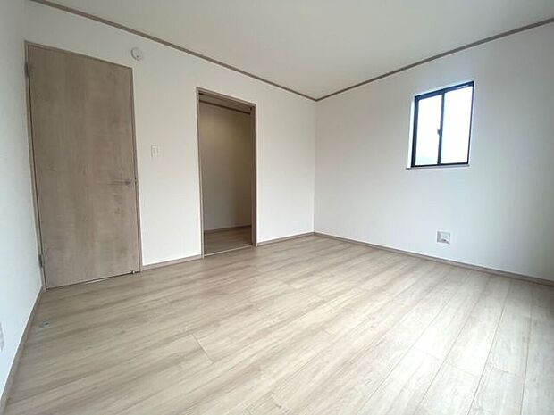 7帖の洋室。大容量収納が叶うウォークインクローゼットを完備しております。