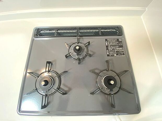 まとめてお料理が完成！同時調理が可能な三口コンロ。