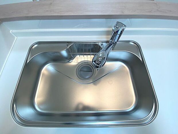 浄水機能付きのキッチン水栓でお水の仕様も安心です。