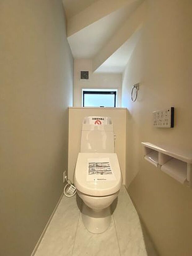 温水洗浄便座付トイレ。各階トイレで毎朝の混雑しがちなタイミングでも安心！