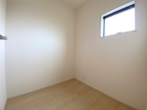ストレージルームもございます。季節用品の収納や在宅ワーク部屋にもご活用いただけます。