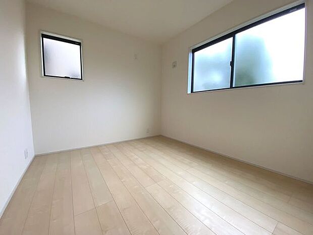 5.25帖の洋室。全洋室二面窓でお部屋をしっかり換気できますね。