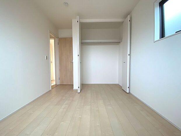 5.25帖の洋室。全居室に収納スペースを完備しており、お部屋がすっきりまとまります！