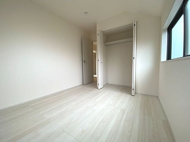 5.25帖の洋室2．便利で嬉しいクローゼットを完備！