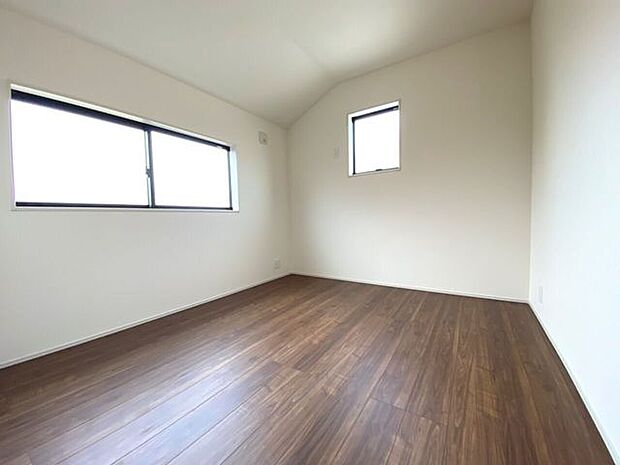 5.25帖の洋室2。お部屋にメリハリが生まれる勾配天井♪フローリングでお部屋のお掃除も楽々！