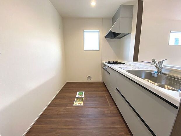 食器棚を置いても作業スペースをしっかり確保!キッチン奥には大容量収納が叶うパントリーも◎