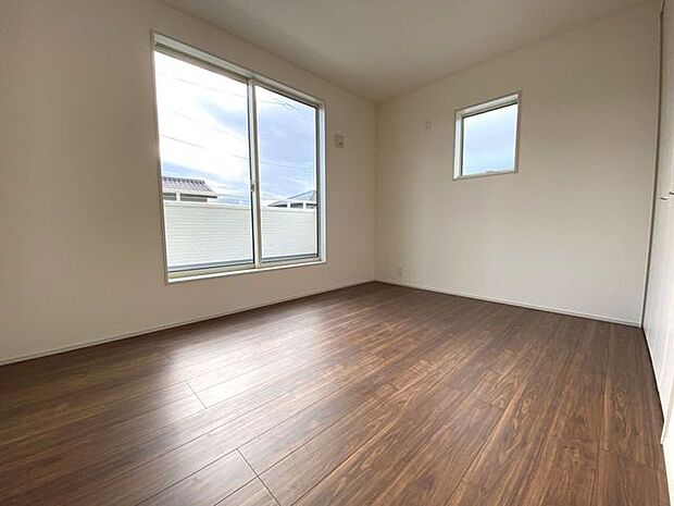 6帖の洋室。日中でも電気いらずの明るいお部屋でエコな暮らしに♪