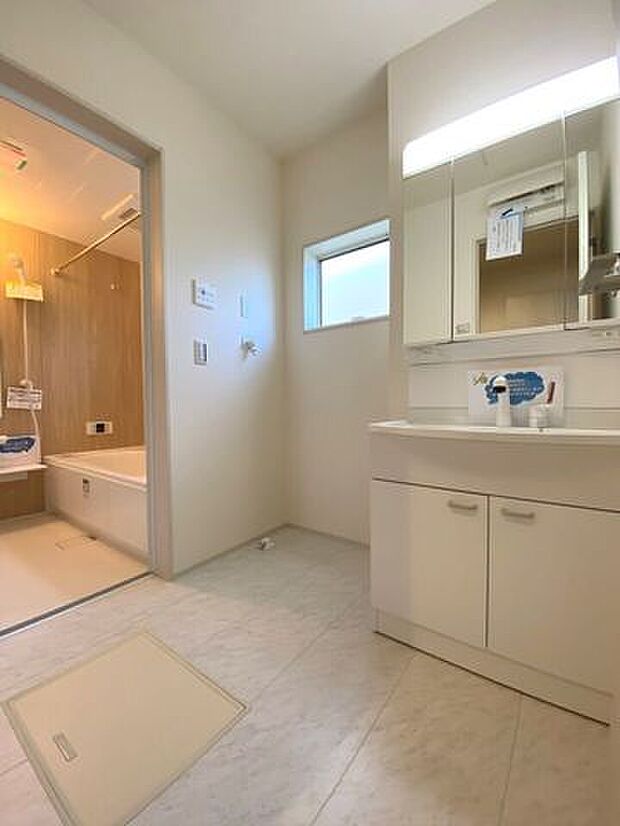 三面鏡の洗面化粧台。シャワー機能付きで衣類の手洗いや洗髪にも活躍します！