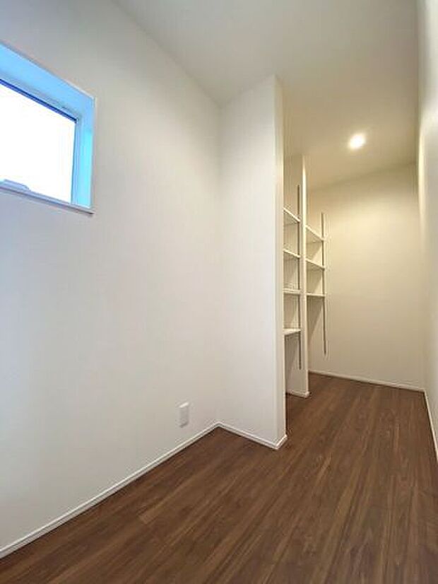 食料品やキッチン用品だけでなく、日用品などもたっぷり保管できる可動棚付きパントリーです！