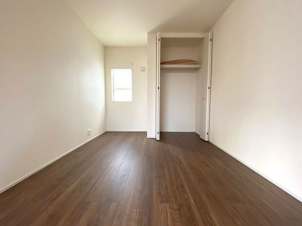 5.44帖の洋室。便利で嬉しいクローゼット付き！