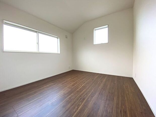 5.25帖の洋室。勾配天井でお部屋にメリハリが生まれます！全室フローリングでお掃除ラクラク！