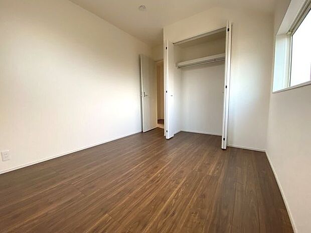 5.25帖の洋室。全居室に収納スペースを完備しており、お部屋がすっきりまとまります！