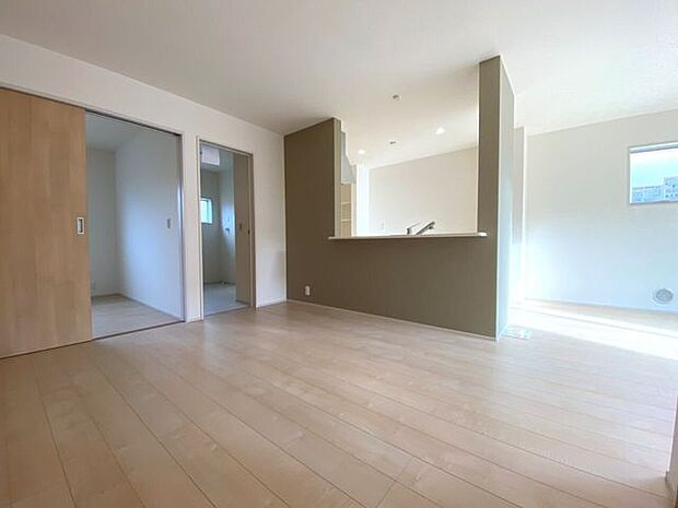 16帖のリビング。ご家族が自然と集まるリビングを中心とした間取りです♪