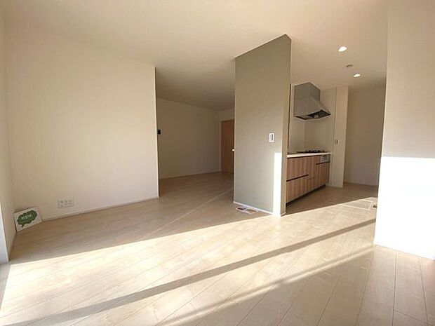 16帖のリビング。ご家族と顔を合わせやすいリビングスルー階段仕様です！