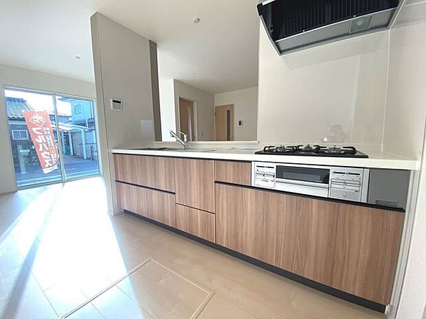 リビング全体を見渡せる対面式のシステムキッチン。三口コンロや浄水機能付き水栓付きで機能的♪