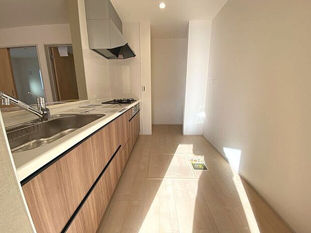 キッチン奥にはパントリーもございます。たっぷり収納できますね！