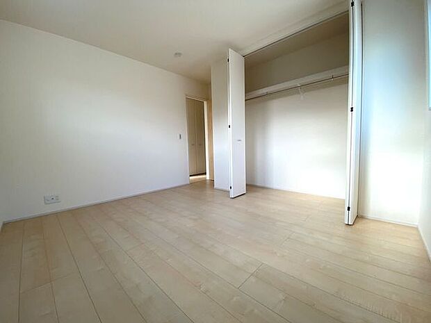 6.88帖の洋室。ワイドなクローゼットを完備しており、ご夫婦やお子様の荷物もすっきり収納！