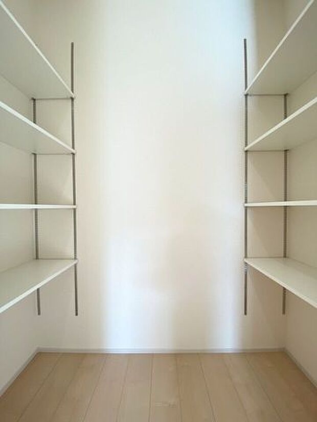 ◇パントリー◇食料品やキッチン用品等をたっぷり保管できる可動棚を完備！