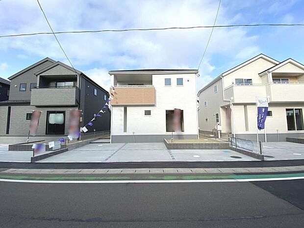 駐車3台可能なカースペースを完備！ガーデニングも楽しめるお庭付き♪