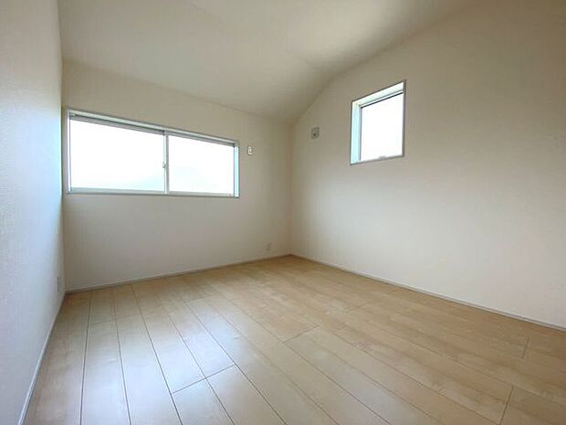 5.25帖の洋室2。全室フローリングにつきお部屋のお掃除も楽々です！