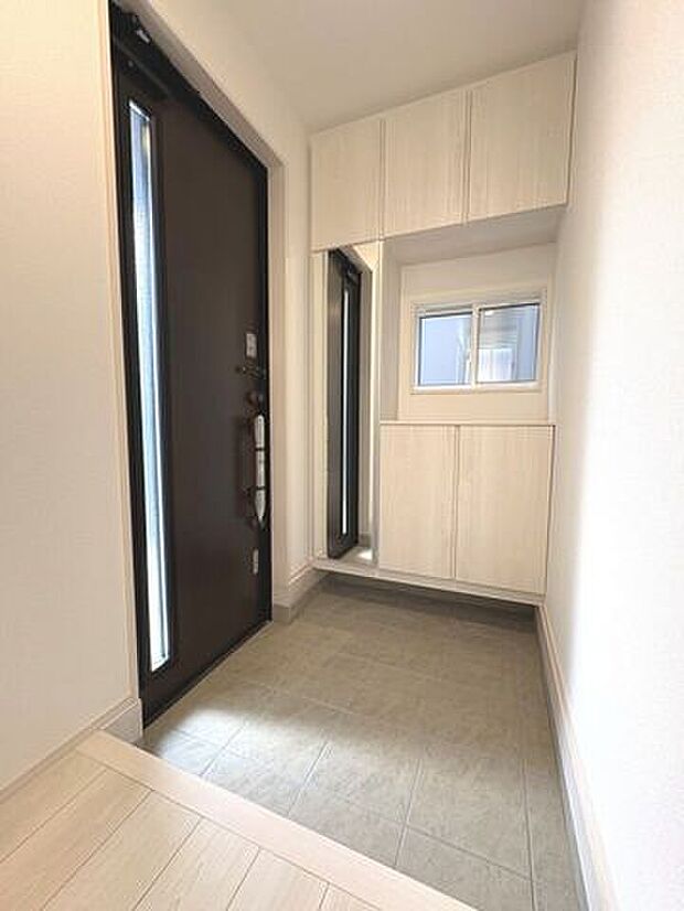 シューズボックスを完備した玄関。鏡付きでお出かけ前の身だしなみ確認に便利です♪