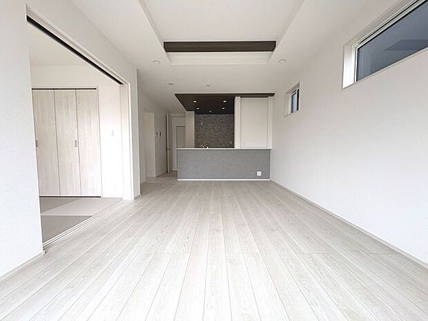 18帖のリビング。折上天井でゆとりある広さを確保しており、ご家族が自然と集まる開放的な空間♪