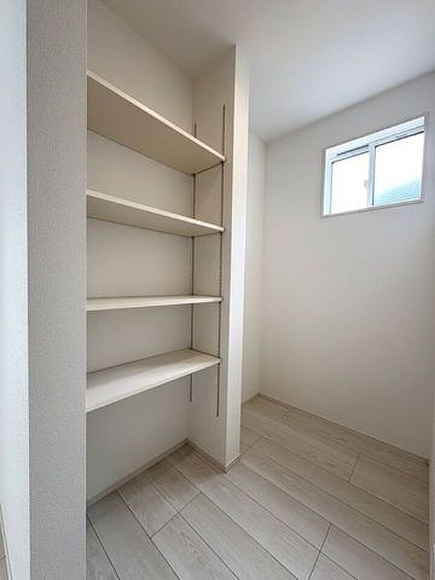 キッチン横には可動棚付きの収納スペースが設置されております。食品や日用品の保管に便利ですね!