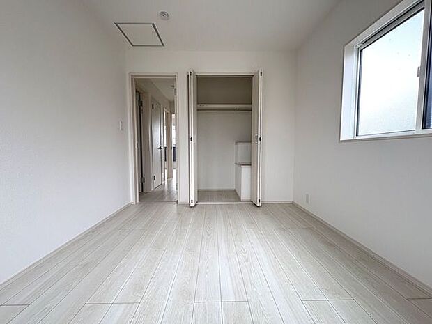 5.25帖の洋室2。お部屋がすっきりまとまるクローゼット完備!
